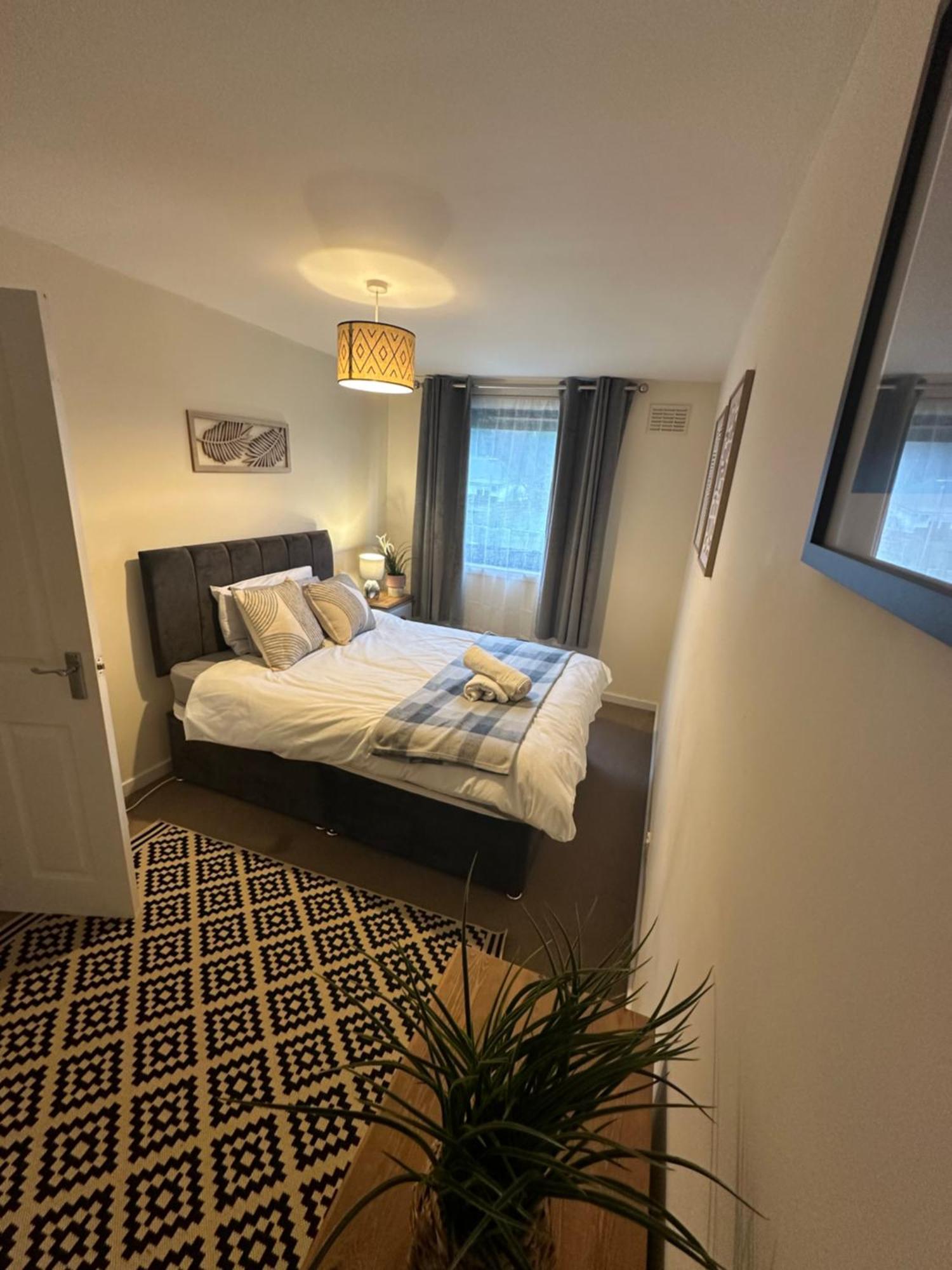 Spacious 3 Bedroom Flat Close To City Center Dalneigh 外观 照片