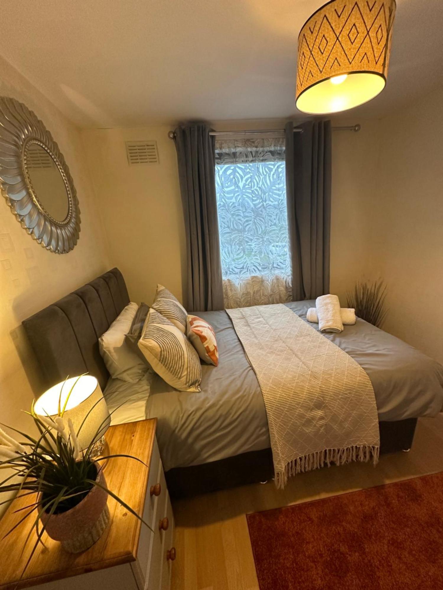 Spacious 3 Bedroom Flat Close To City Center Dalneigh 外观 照片